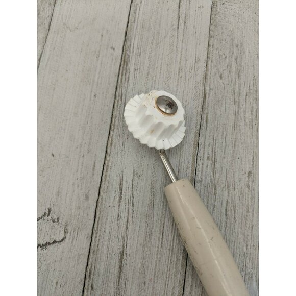Decorating Tool Metal Plastic Decorator Garnish Tool 6 1/4" - Picture 5 of 6